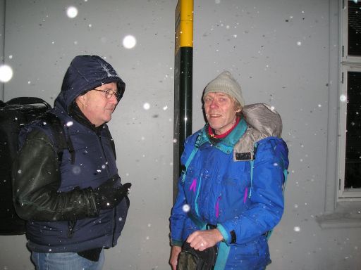 peter og eivind i snevejr venter paa bussen